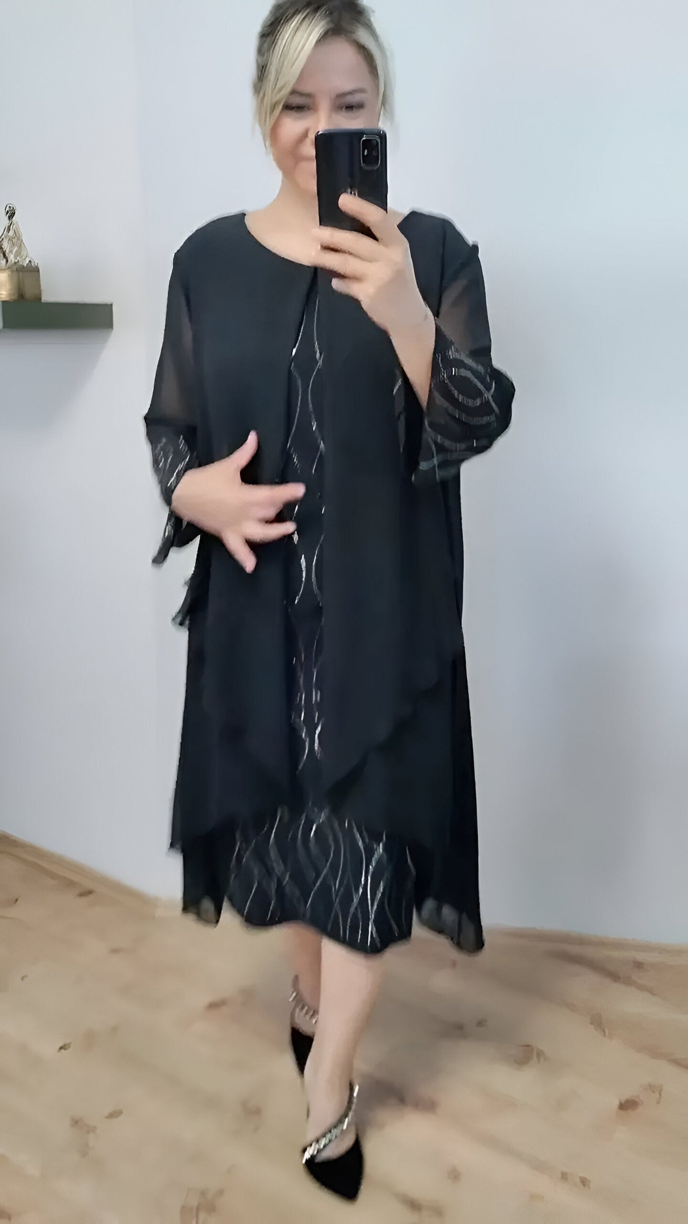 Claudia™ - Elegantne voolav kleit kihiga