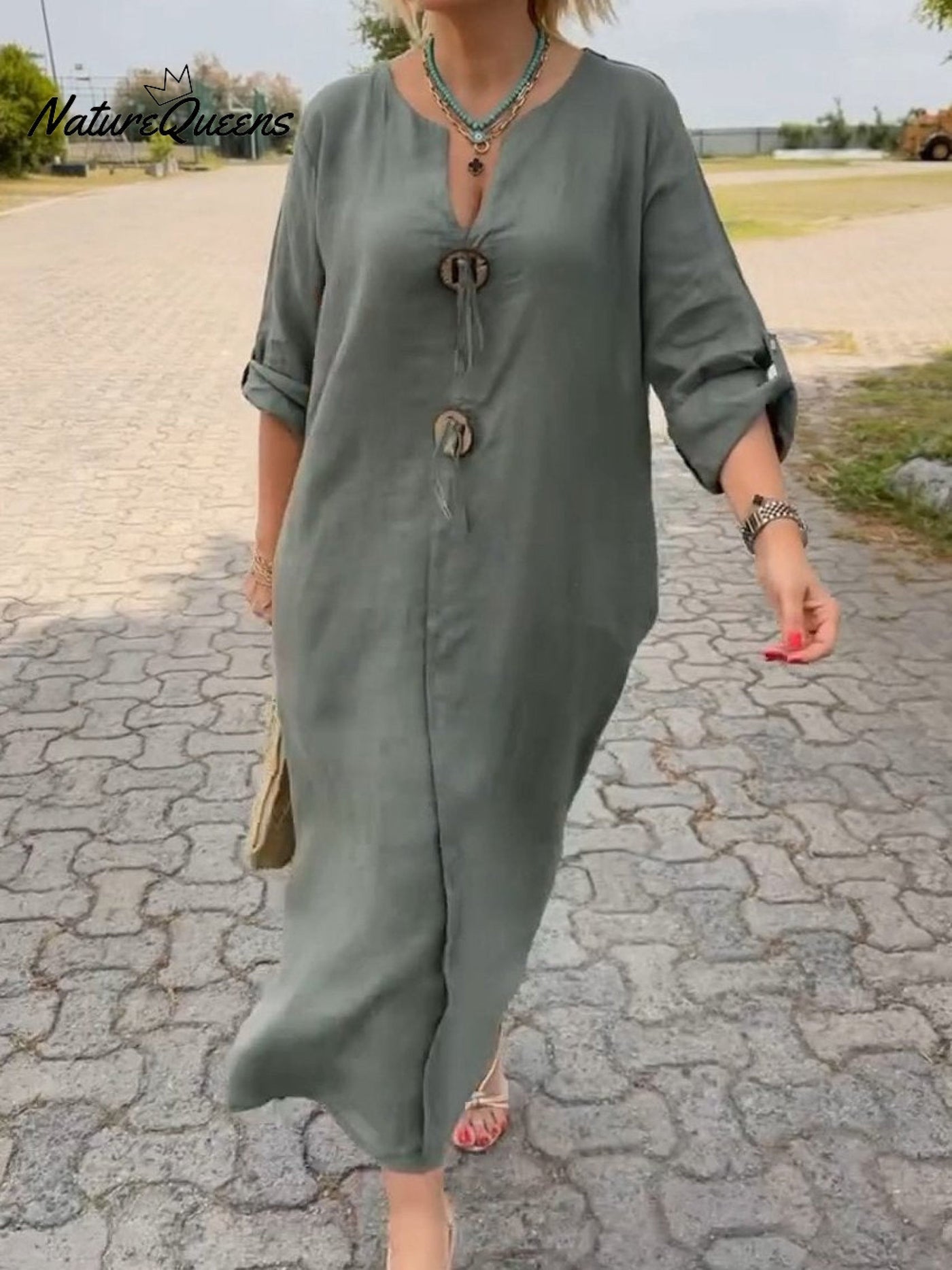 Noor – Pikk kleit puidust detailide ja laia varrukaga